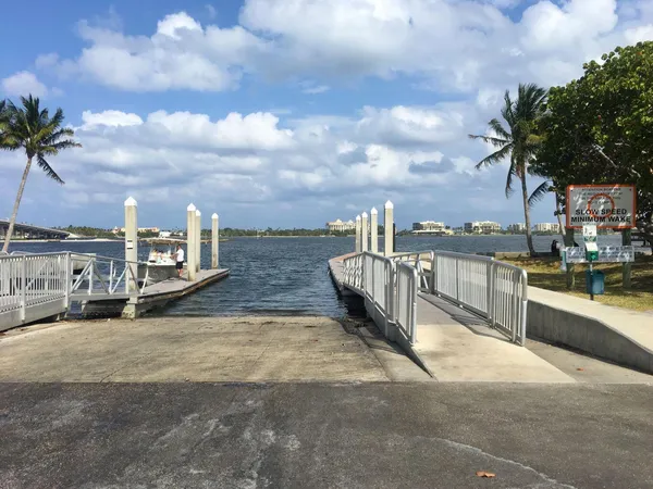 $1,900 | 215 South Federal Highway, Unit 2 REAR, Lake Worth Beach, FL 33460