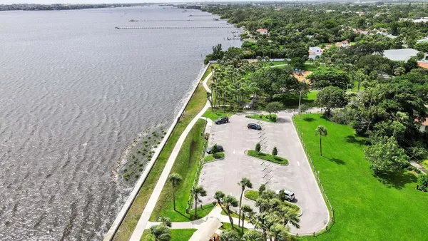 $1,900 | 215 South Federal Highway, Unit 2 REAR, Lake Worth Beach, FL 33460