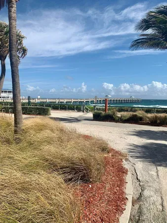 $2,200 | 215 South Federal Highway, Unit 2 REAR, Lake Worth Beach, FL 33460