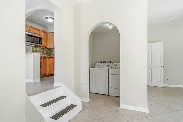 $1,900 | 215 South Federal Highway, Unit 2 REAR, Lake Worth Beach, FL 33460