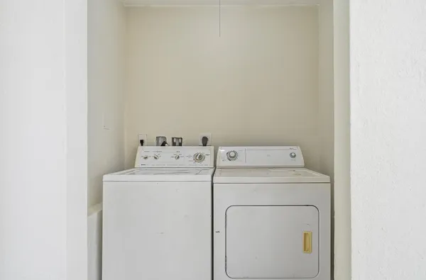 $1,900 | 215 South Federal Highway, Unit 2 REAR, Lake Worth Beach, FL 33460