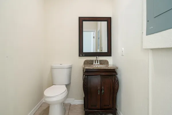 $2,200 | 215 South Federal Highway, Unit 2 REAR, Lake Worth Beach, FL 33460