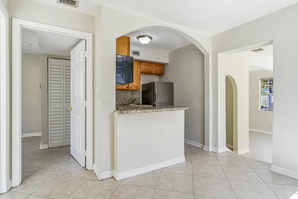 $1,900 | 215 South Federal Highway, Unit 2 REAR, Lake Worth Beach, FL 33460
