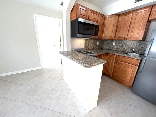$2,100 | 215 South Federal Highway, Unit 2 REAR, Lake Worth Beach, FL 33460