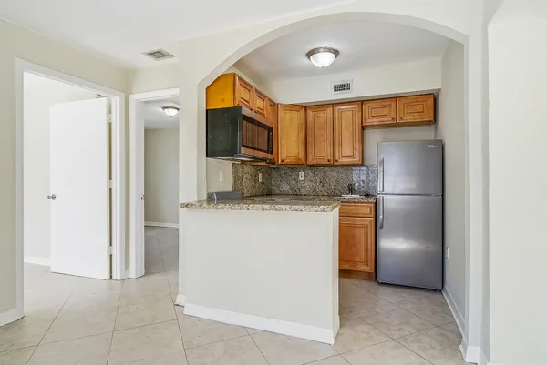 $1,900 | 215 South Federal Highway, Unit 2 REAR, Lake Worth Beach, FL 33460