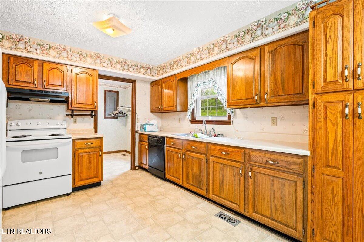 318 Springfield Drive La Follette, TN 37766 - Photo 2 of 46 21-318 Springfield Dr