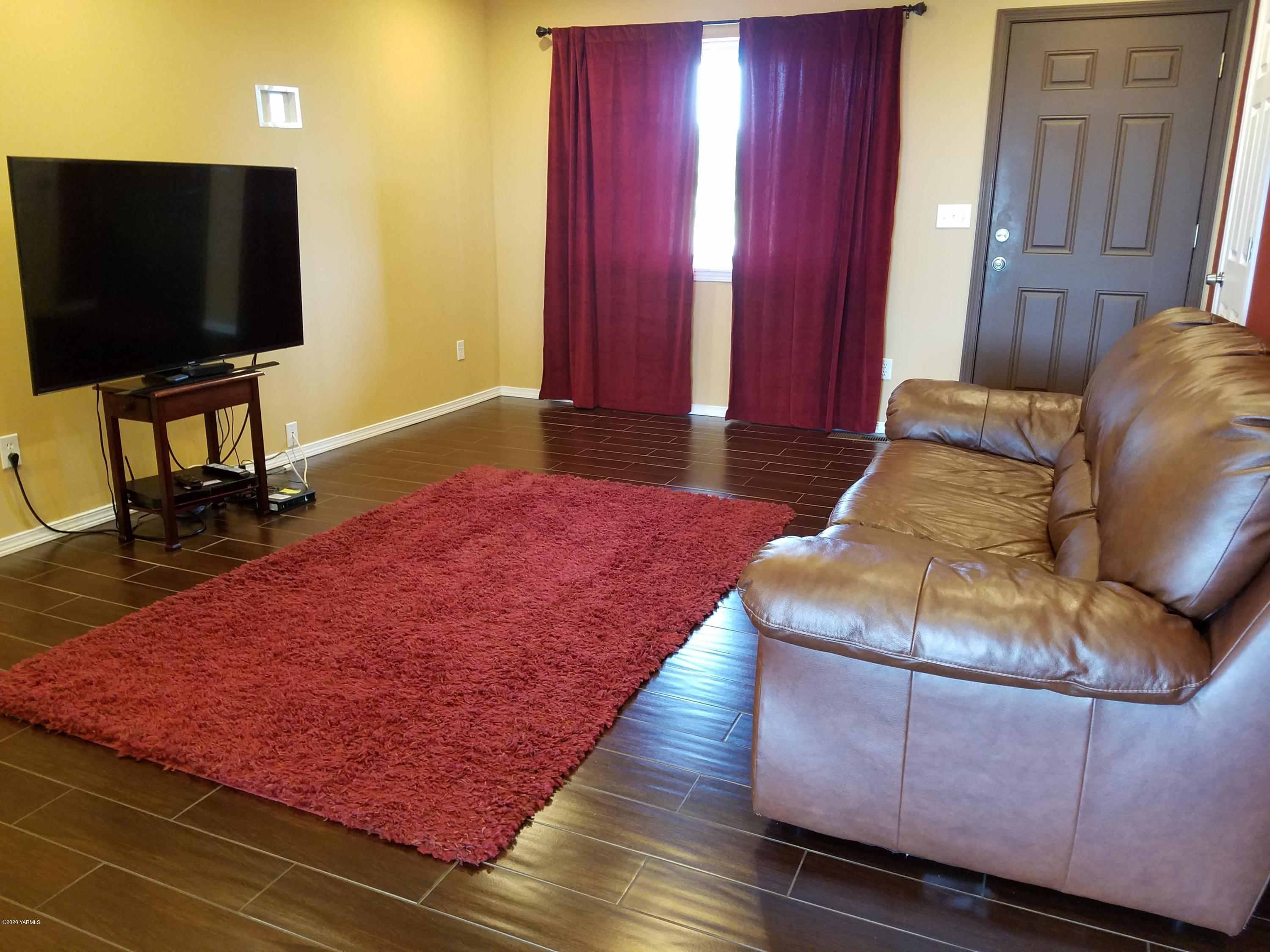 1920 South Euclid Road Grandview, WA 98930 - Photo 3 of 20 a living room with furniture and a flat screen tv