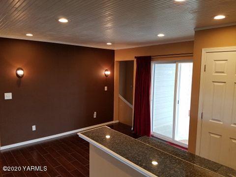 1920 South Euclid Road Grandview, WA 98930 - Photo 6 of 20 a view of livingroom with a projector