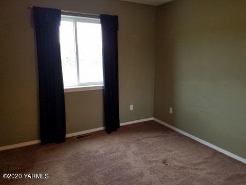 1920 South Euclid Road Grandview, WA 98930 - Photo 9 of 20 an empty room with a window