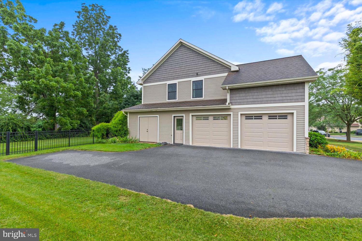 740 Hampden Road Elizabethtown, PA 17022 - Photo 3 of 36