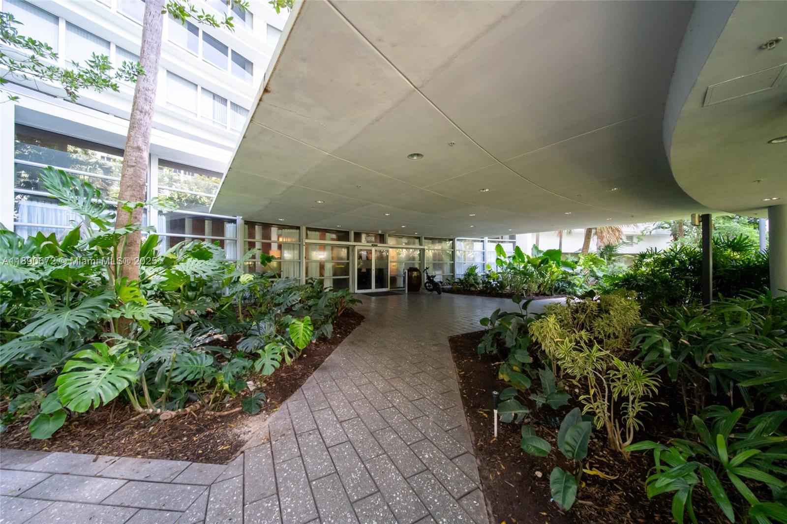 1500 Bay Road, Unit 1228S Miami Beach, FL 33139 - Photo 35 of 35 a lobby with garden
