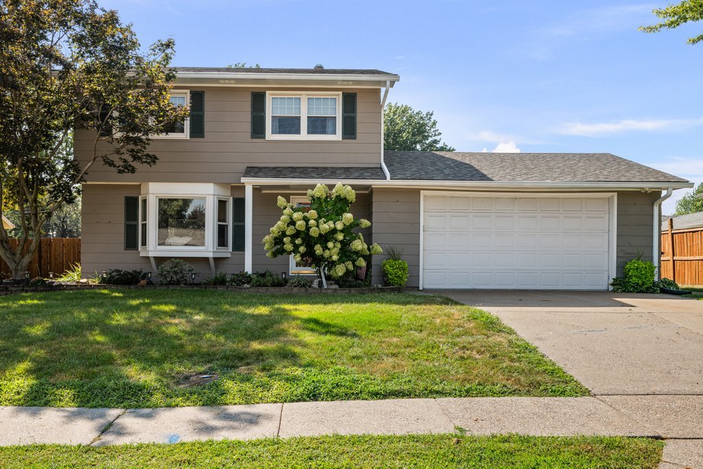 3426 Fairhaven Road Davenport, IA 52807 - Photo 2 of 36 Gallery Image 2