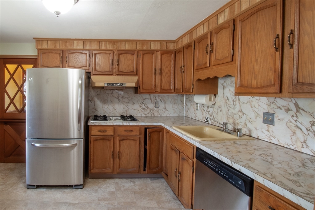 17 Mc Bride Street Springfield, MA 01104 - Photo 10 of 32