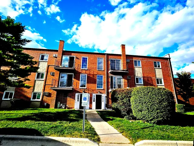 $184,000 | 125 West Elk Trail, Unit 124, Carol Stream, IL 60188