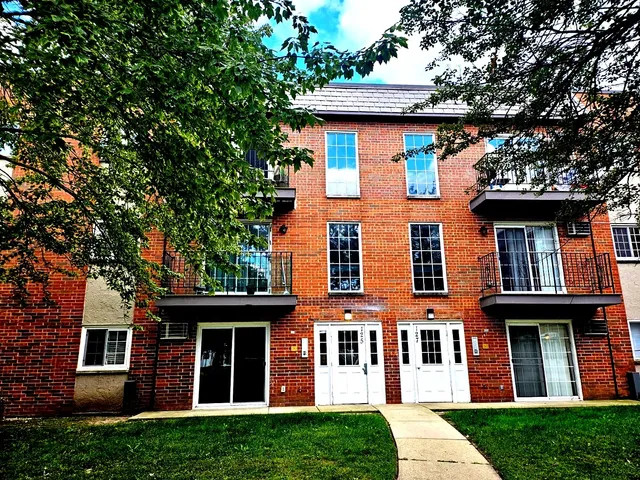 $184,000 | 125 West Elk Trail, Unit 124, Carol Stream, IL 60188