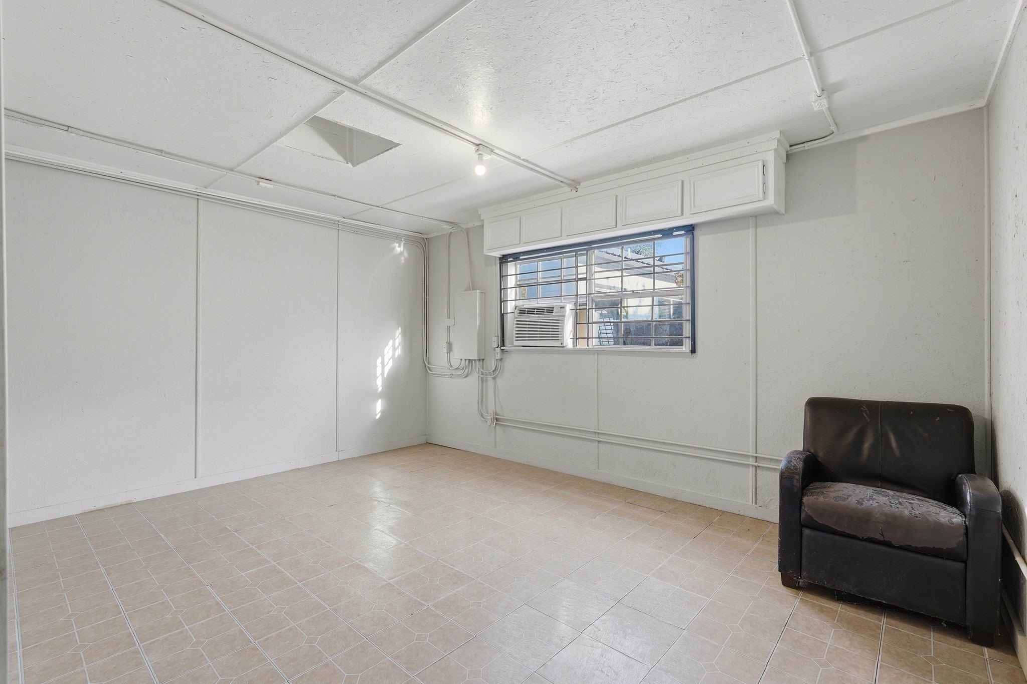 308 East Phillips Street Conroe, TX 77301 - Photo 23 of 36 a view of livingroom with furniture and windows