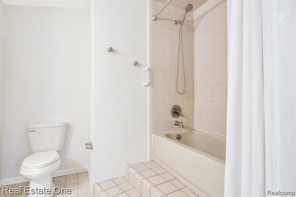 3511 Fenton Road Hartland, MI 48353 - Photo 23 of 47 Primary Bathroom