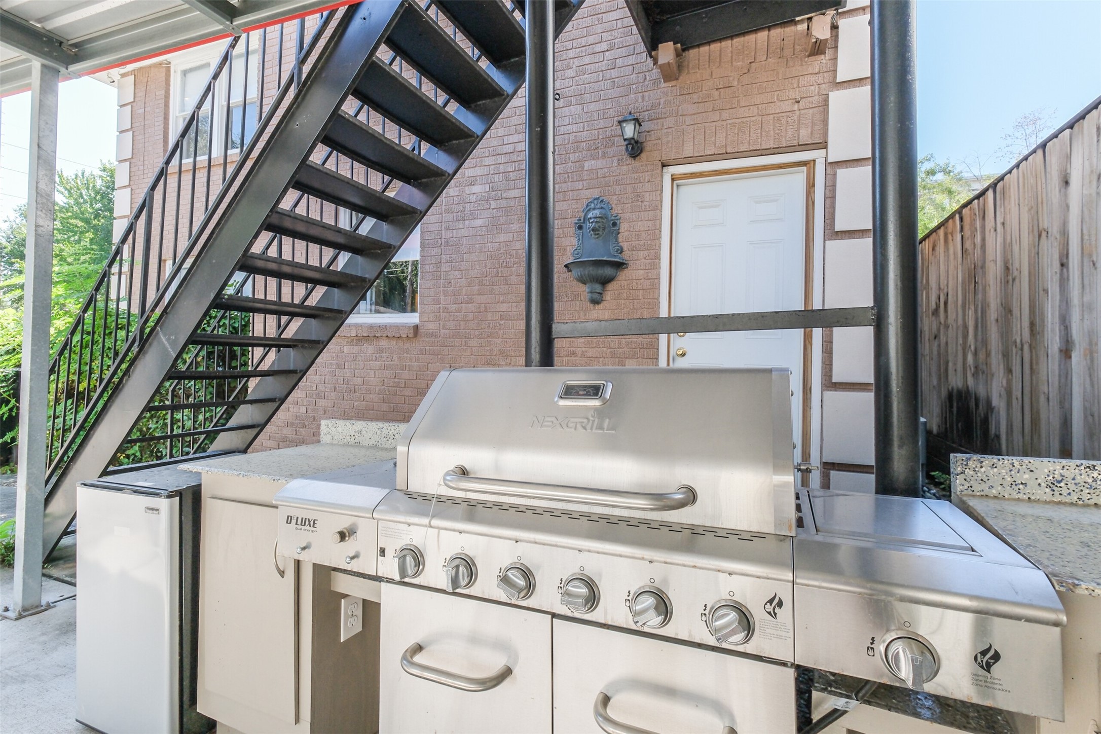 1716 Richmond Avenue, Unit 2 Houston, TX 77098 - Photo 19 of 21 a close view of stove
