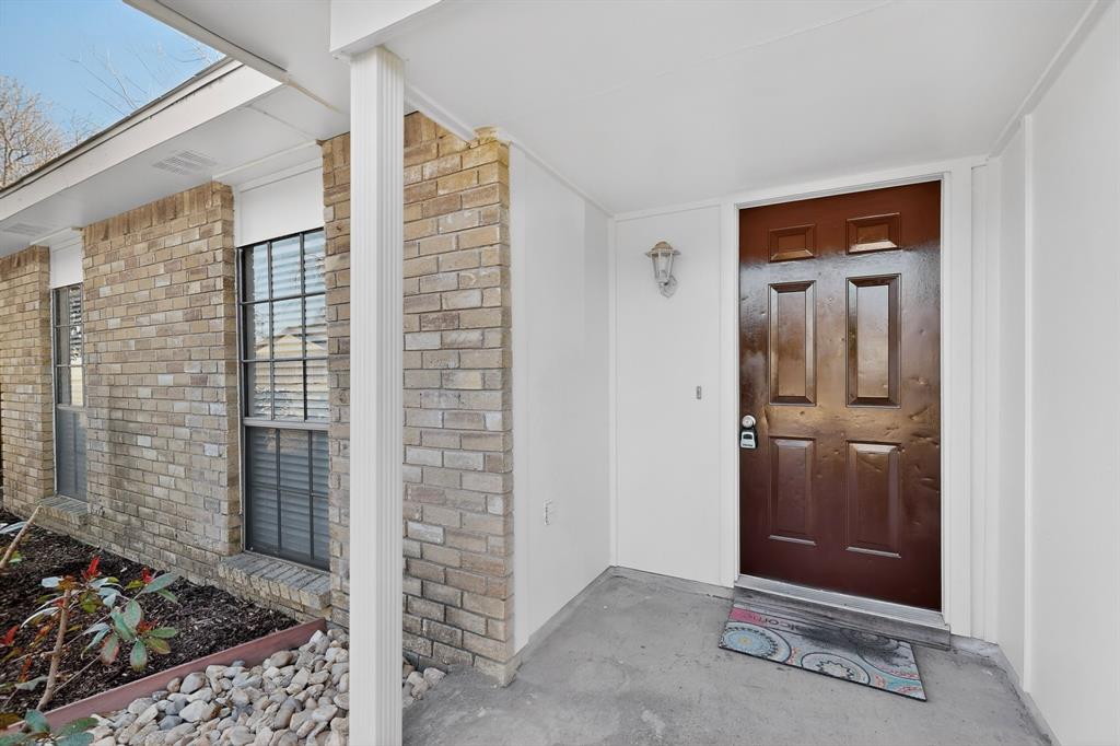 1926 Rambling Ridge Lane Carrollton, TX 75007 - Photo 3 of 37
