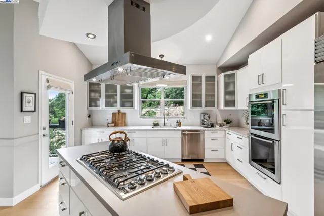 $1,995,000 | 2005 Tunnel Road, Oakland, CA 94611