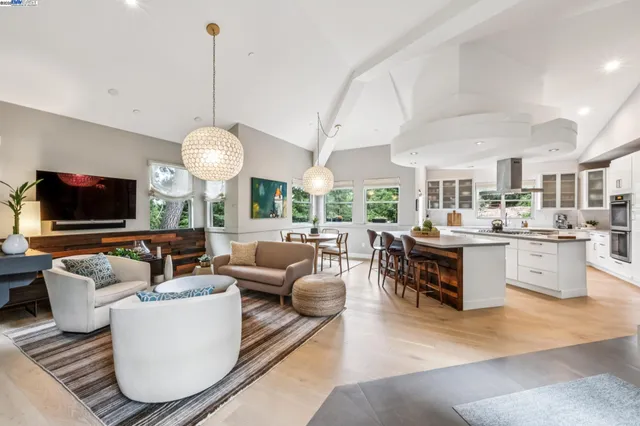 $1,995,000 | 2005 Tunnel Road, Oakland, CA 94611