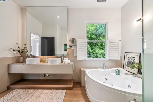 $1,995,000 | 2005 Tunnel Road, Oakland, CA 94611