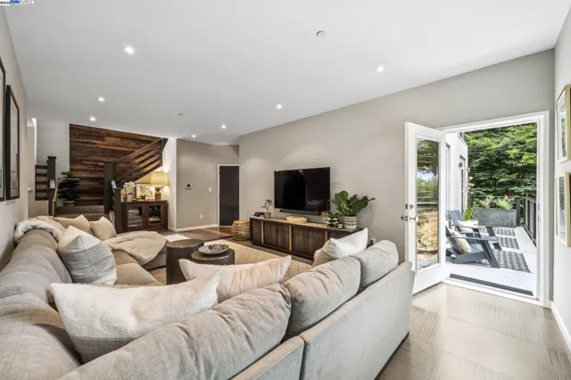 $1,995,000 | 2005 Tunnel Road, Oakland, CA 94611