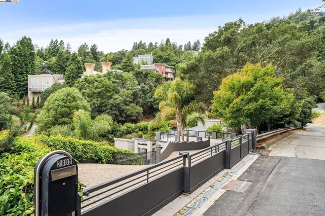 $1,995,000 | 2005 Tunnel Road, Oakland, CA 94611