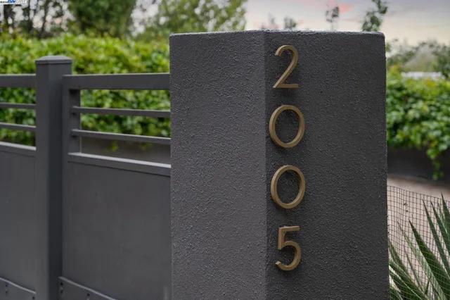 $1,995,000 | 2005 Tunnel Road, Oakland, CA 94611