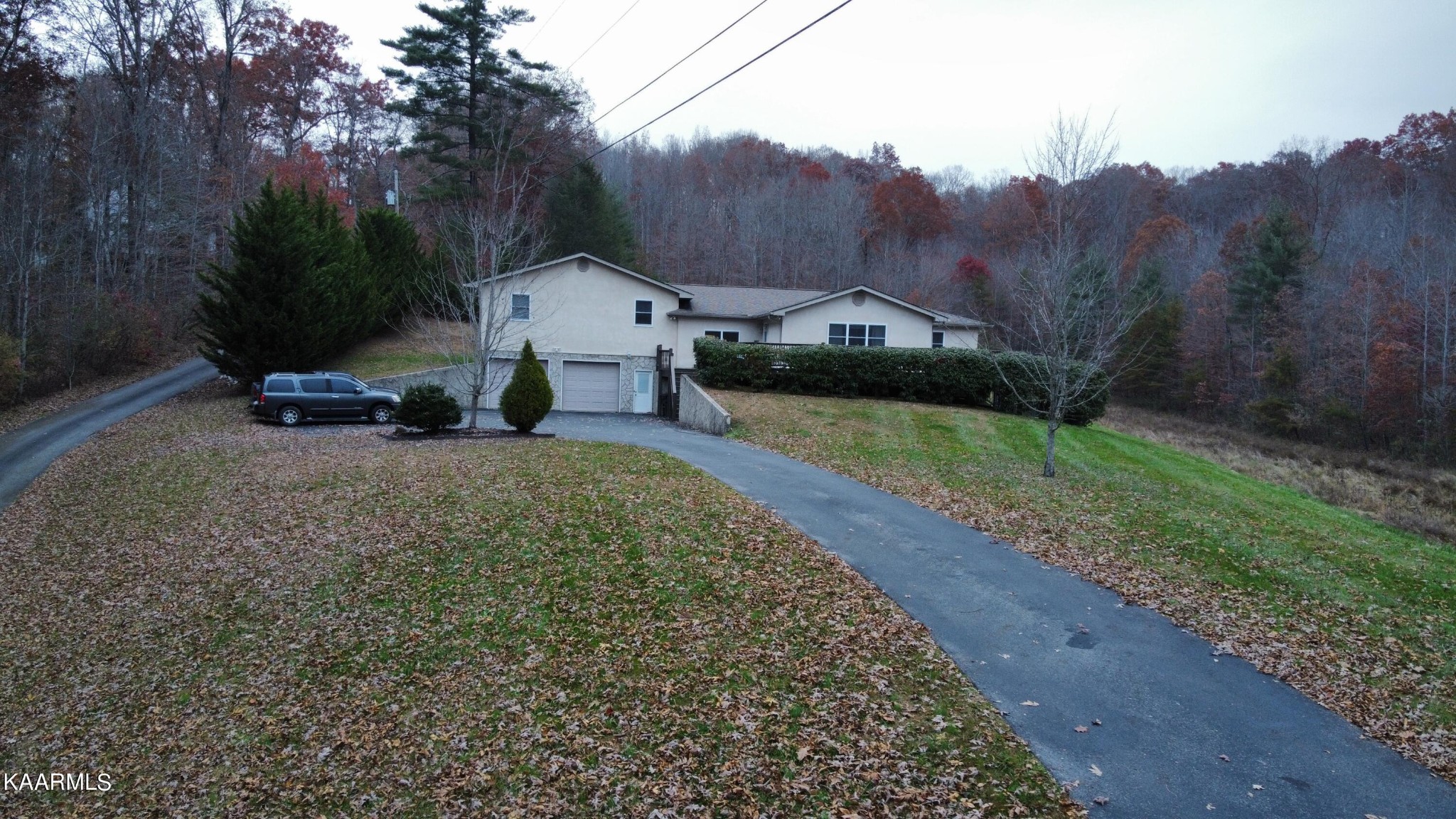 190 Dean Hill Road Oneida, TN 37841 - Photo 3 of 36 a view of a town with barn in the background