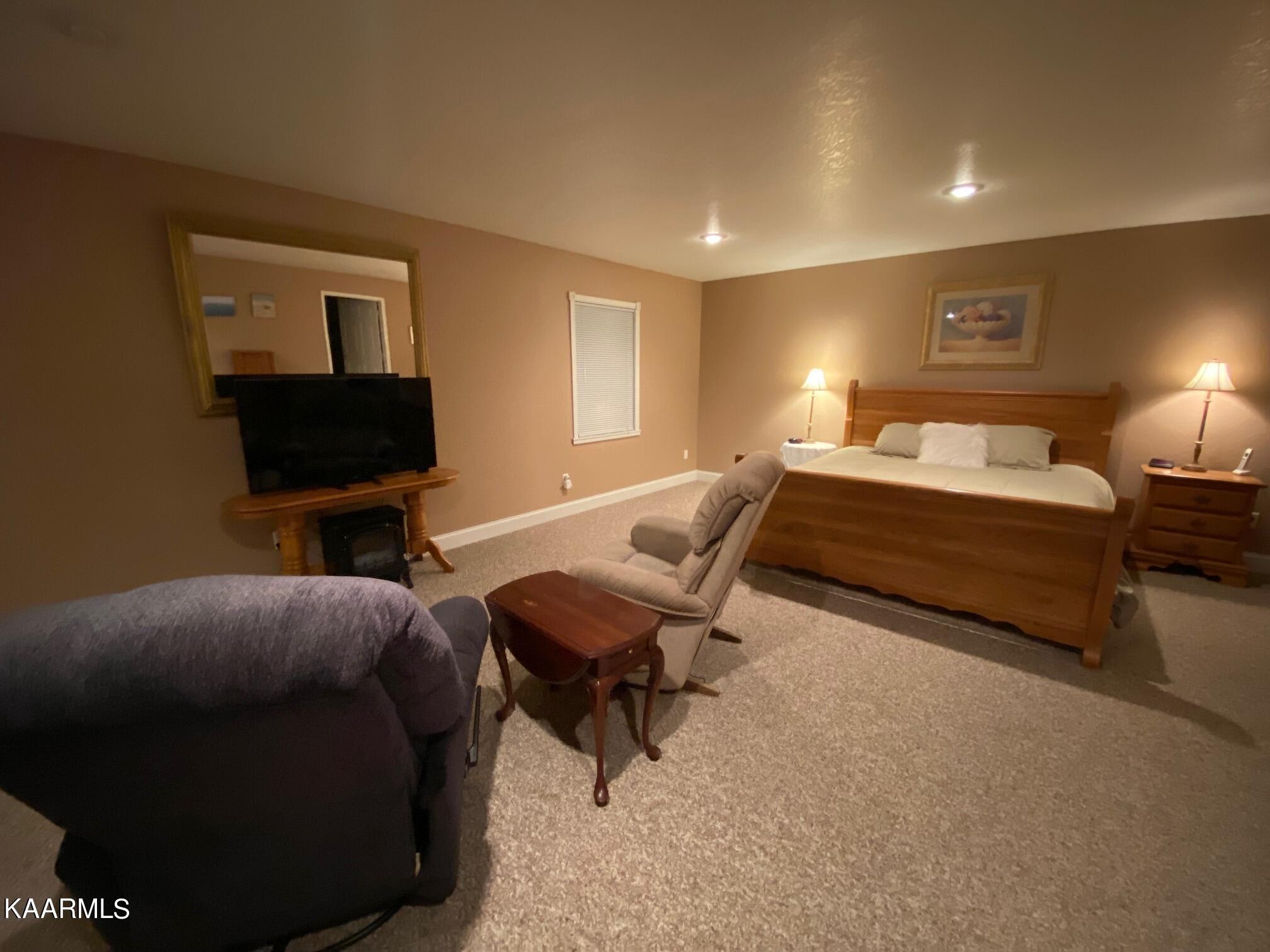 190 Dean Hill Road Oneida, TN 37841 - Photo 33 of 36 a living room with furniture and a lamp