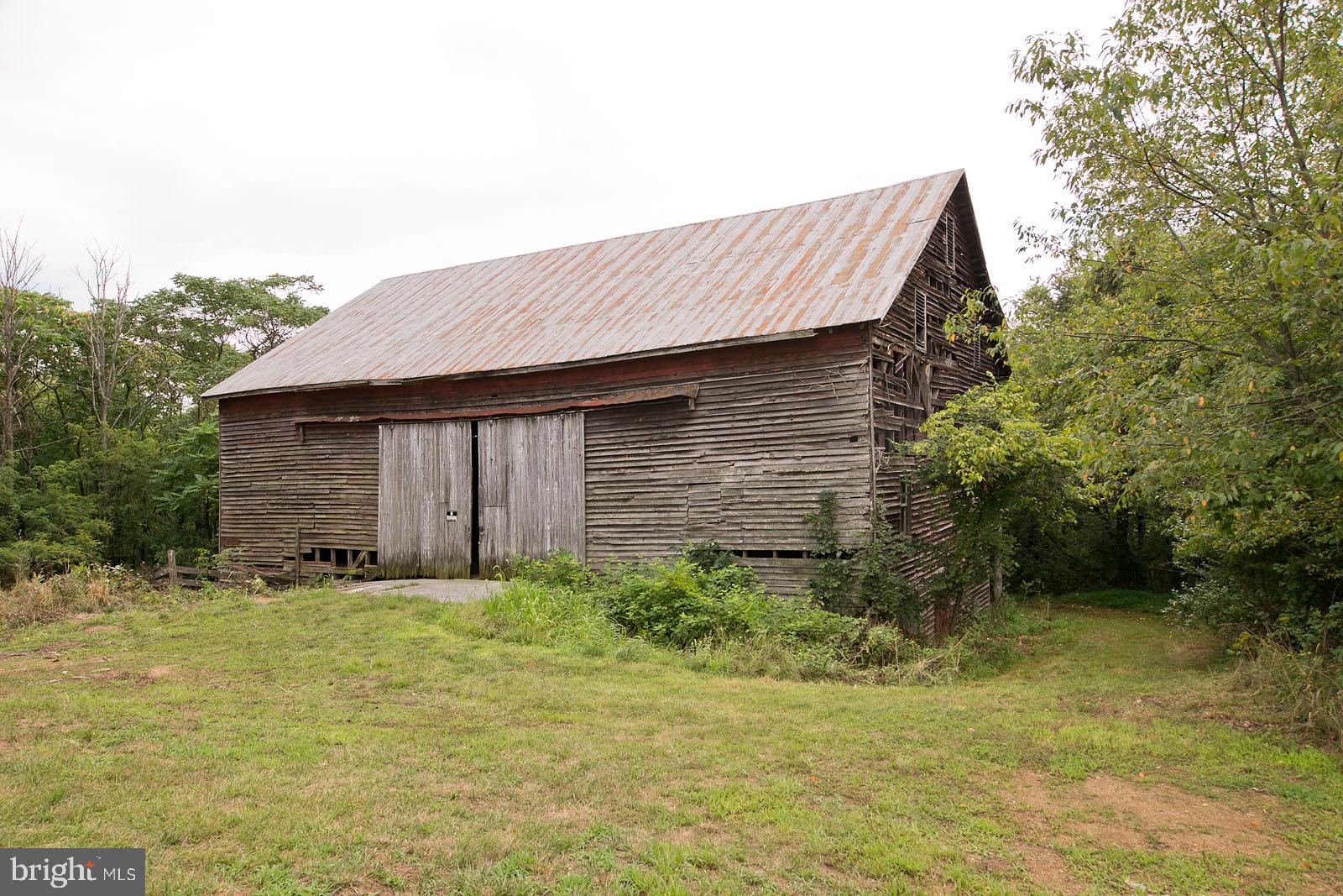 304 Cross Junction Road Cross Junction, VA 22625 - Photo 5 of 61 Another large building on the property
