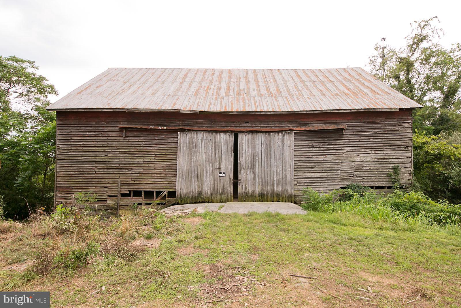 304 Cross Junction Road Cross Junction, VA 22625 - Photo 47 of 61 Huge barn!