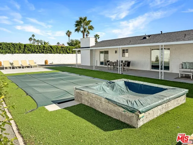 a view of a back yard