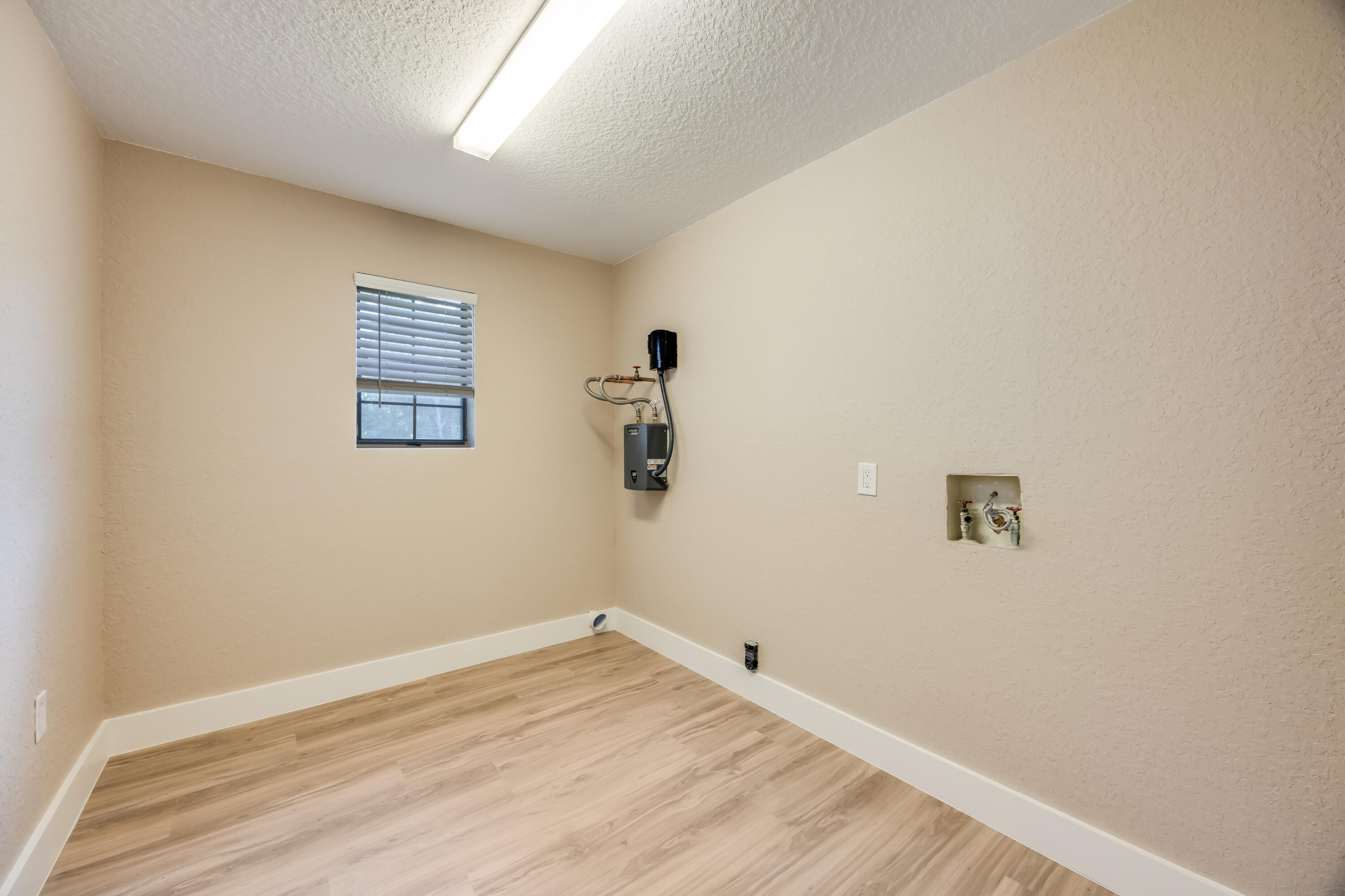 5593 Galaxy Drive Crestview, FL 32539 - Photo 7 of 35 LAUNDRY