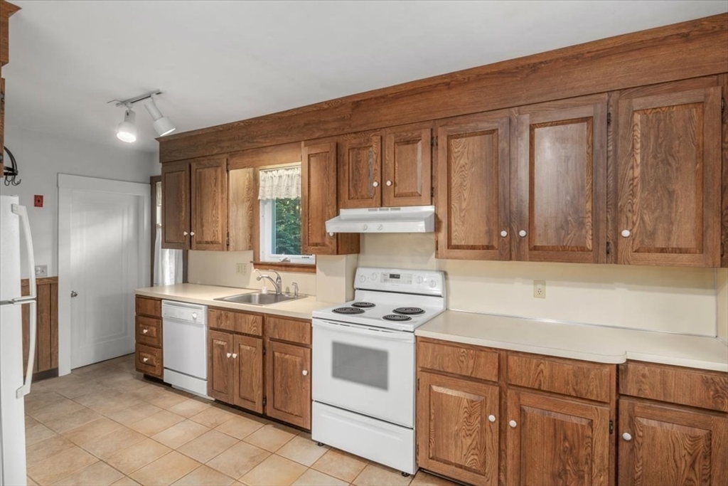 208 Fair Oaks Park Needham, MA 02492 - Photo 17 of 42