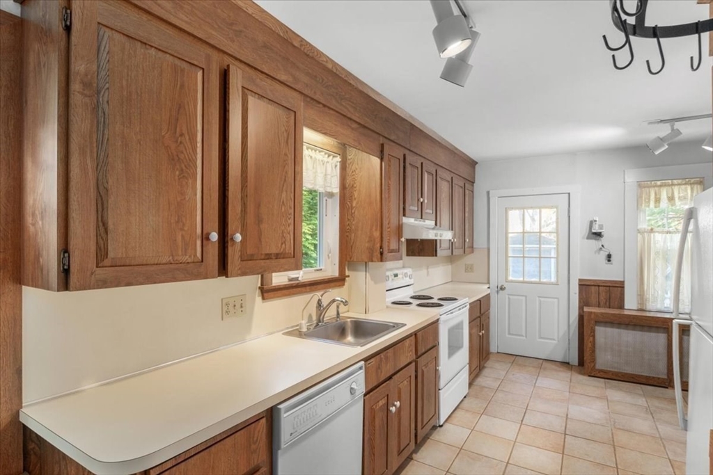 208 Fair Oaks Park Needham, MA 02492 - Photo 18 of 42