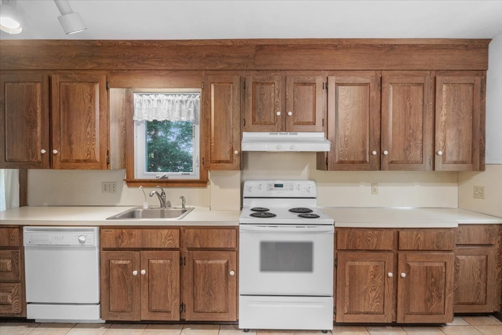 208 Fair Oaks Park Needham, MA 02492 - Photo 19 of 42