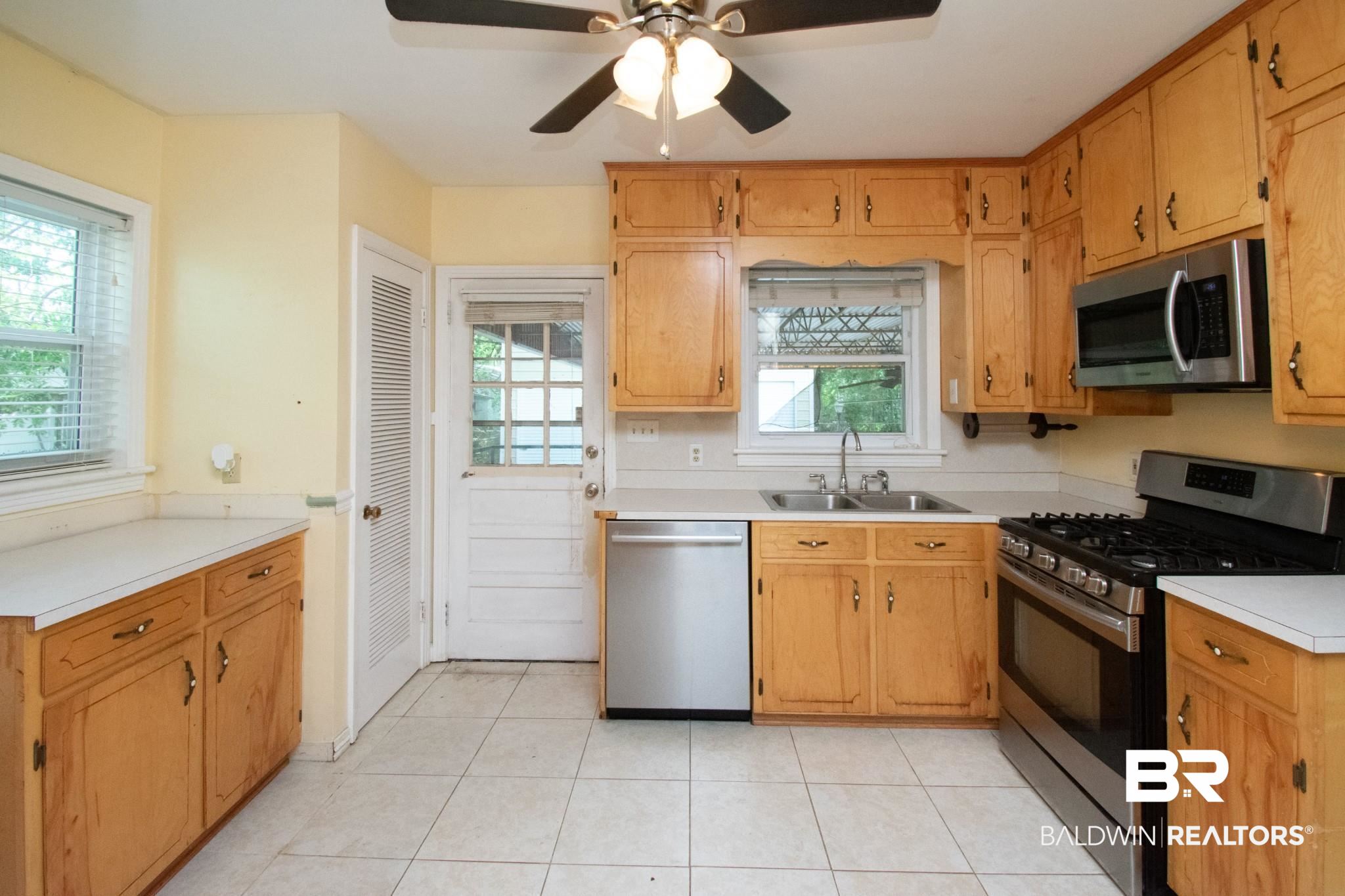411 Sutherland Drive Mobile, AL 36611 - Photo 8 of 33
