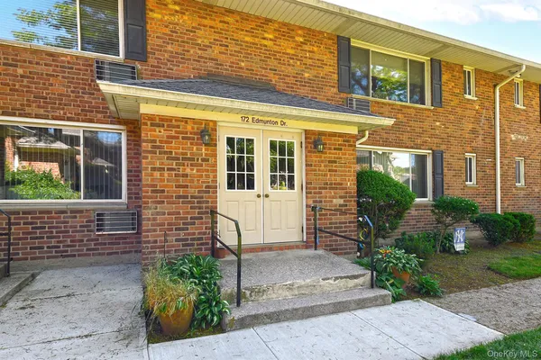 $285,000 | 172 Edmunton Drive, Unit D9, North Babylon, NY 11703
