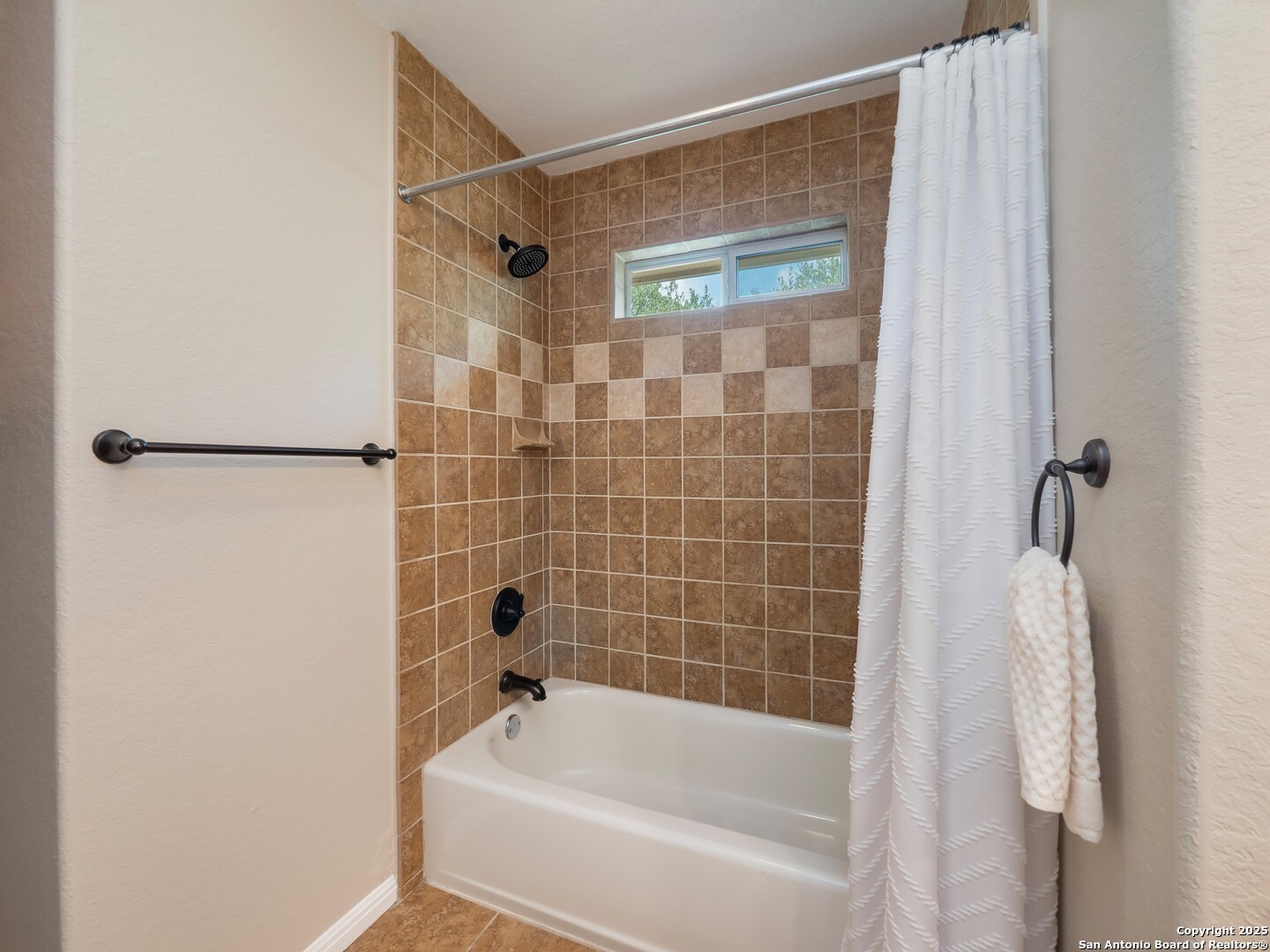 429 Fossil Hills Loop Spring Branch, TX 78070 - Photo 38 of 64 a bathroom with a shower and a bath tub