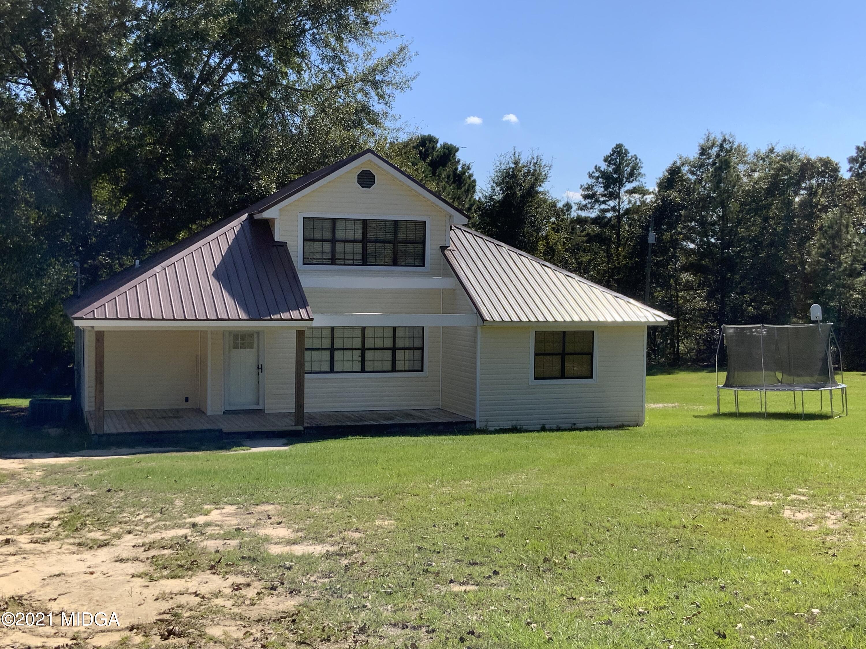 a view of front of a house with yard