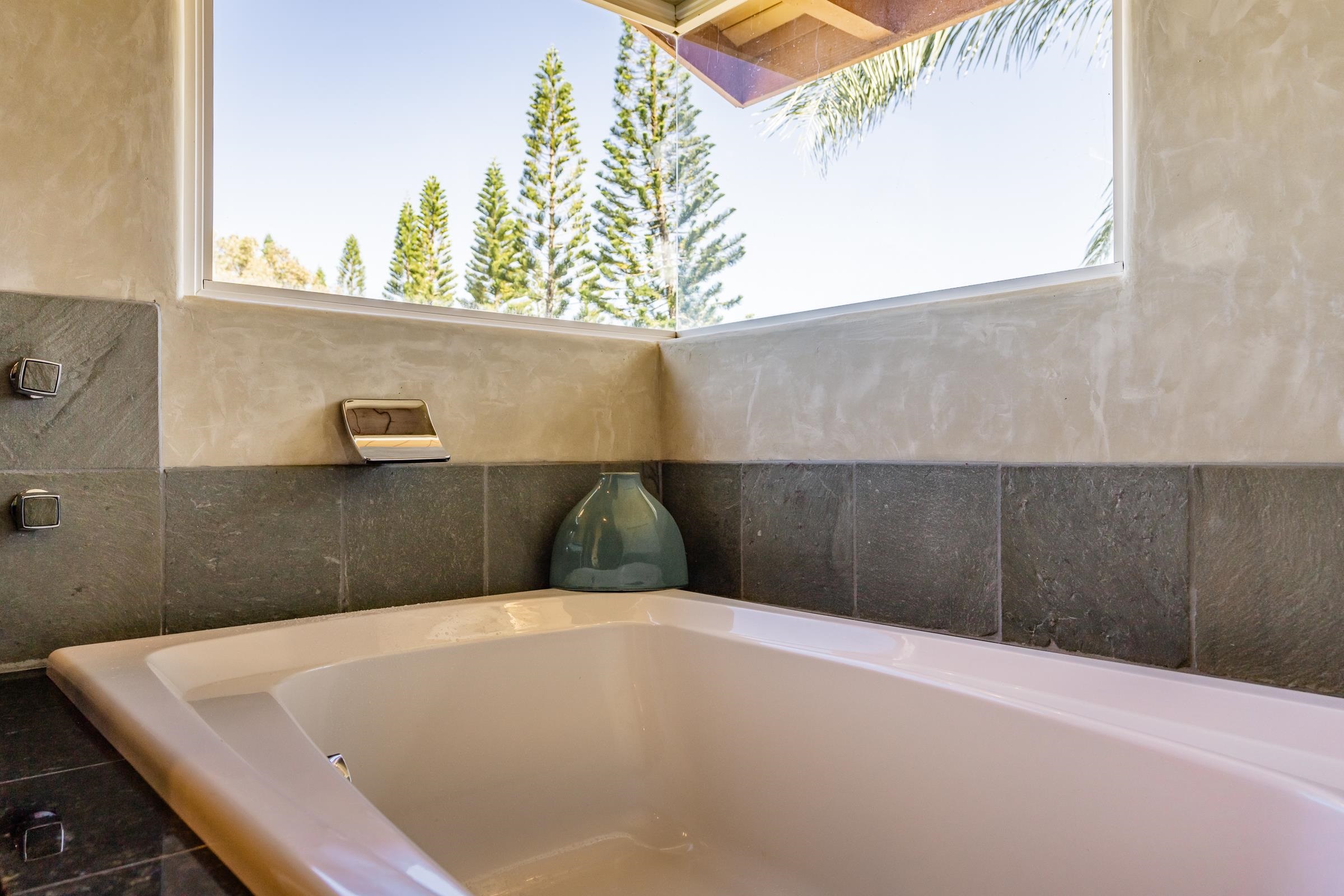 207 Uakoko Place Haiku, HI 96708 - Photo 11 of 30 a bathroom with a tub