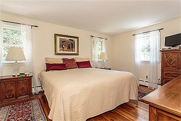 18 Hollywood Road Winchester, MA 01890 - Photo 8 of 20 Gallery Image 8