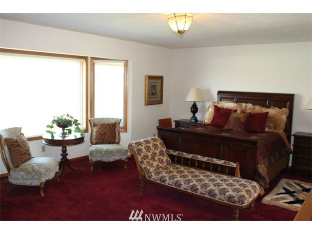 2127 Rice Road Chehalis, WA 98532 - Photo 12 of 25 a living room with furniture and a large window