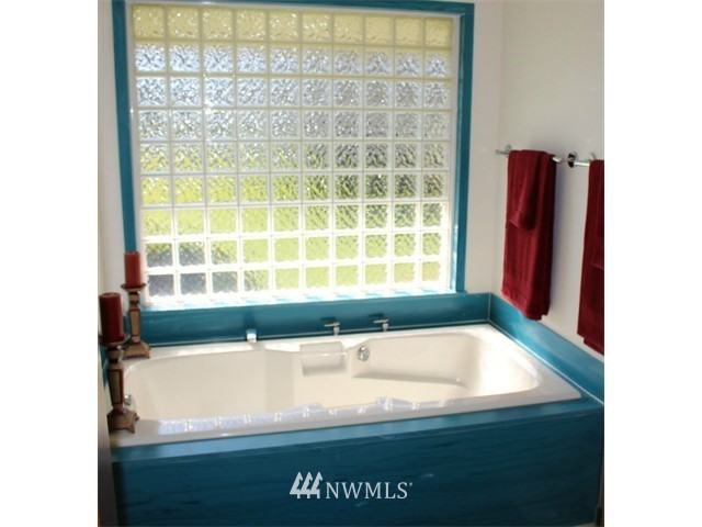 2127 Rice Road Chehalis, WA 98532 - Photo 14 of 25 a bathroom with a bathtub