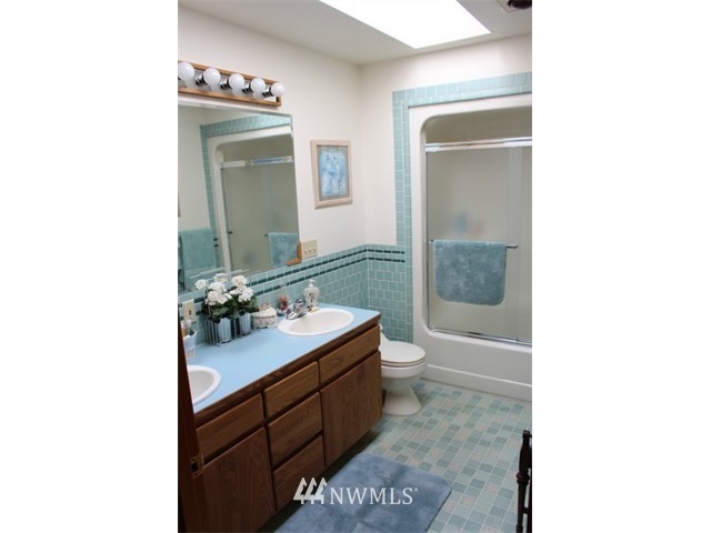 2127 Rice Road Chehalis, WA 98532 - Photo 16 of 25 a bathroom with a sink a toilet and tub