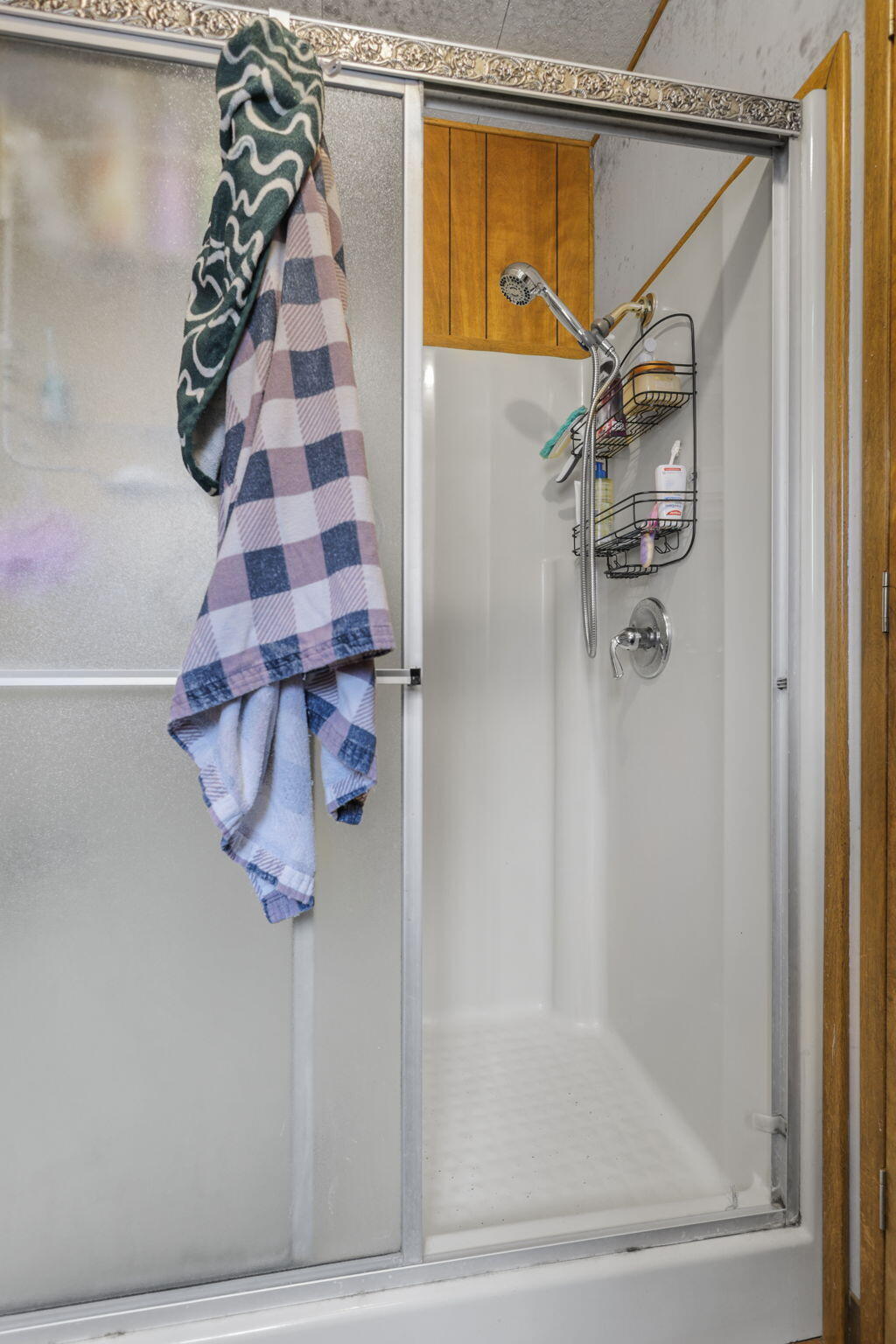 5722 Happy Valley Road Anderson, CA 96007 - Photo 18 of 29 a bathroom with a shower
