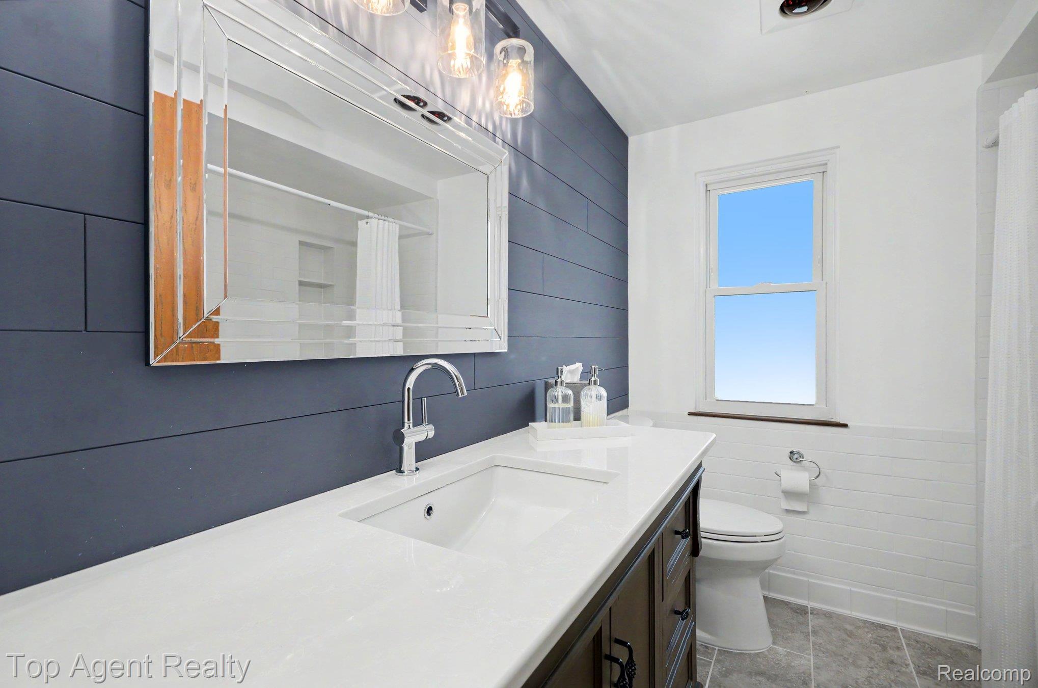 3759 Donley Avenue Rochester, MI 48309 - Photo 13 of 29 Bathroom