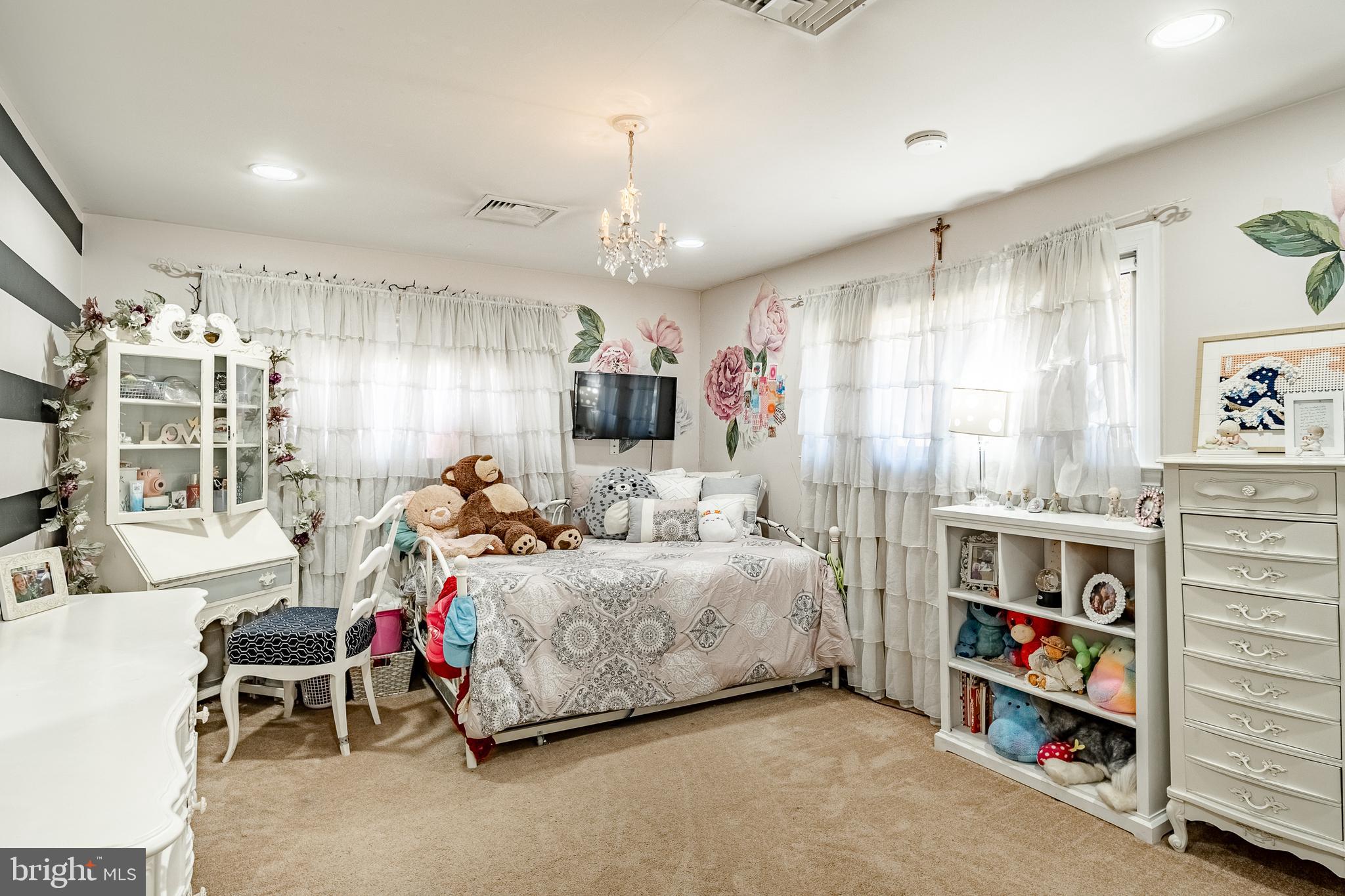 3920 Darby Road Bryn Mawr, PA 19010 - Photo 20 of 54 a living room with furniture and a flat screen tv